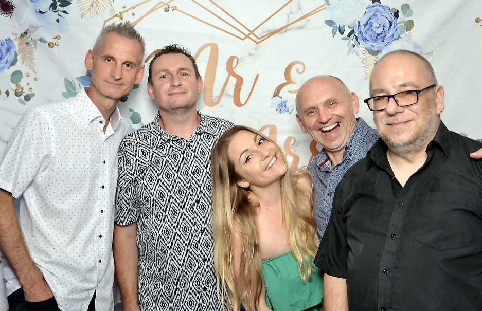 Starvoiceband 5fős zenekar énekesnővel Bagossy Rebekával
